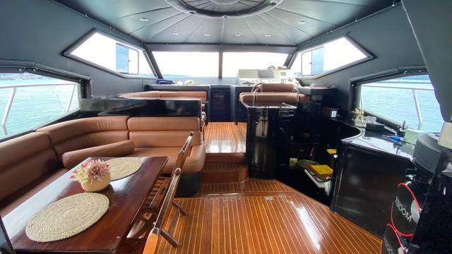 YACHT