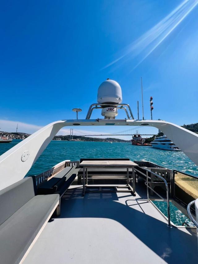 YACHT