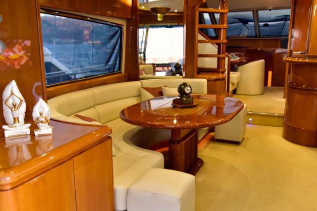 YACHT