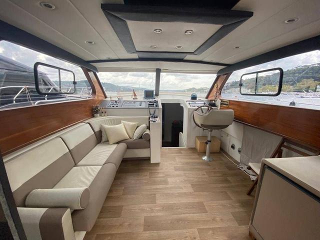 YACHT