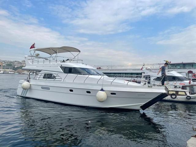 YACHT