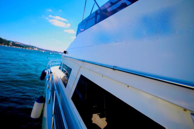 YACHT