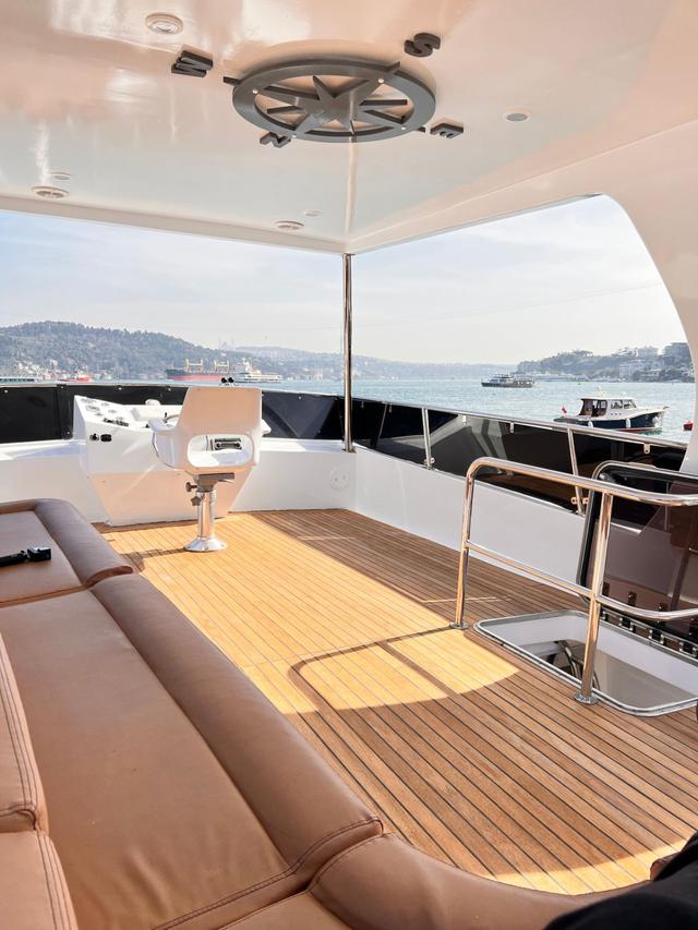 YACHT