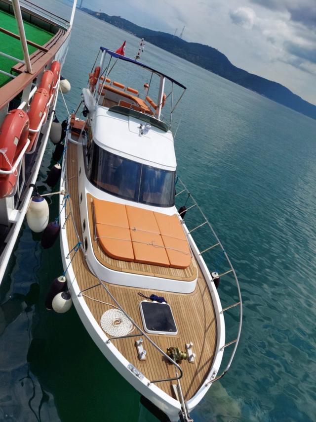 YACHT