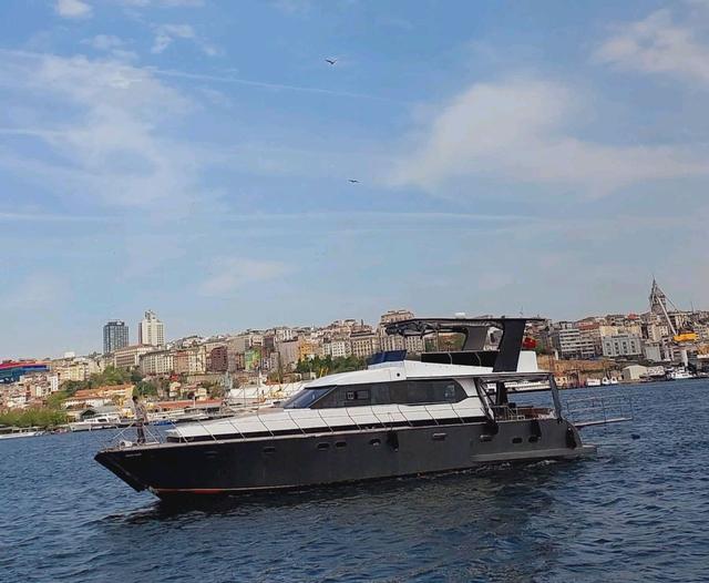 YACHT