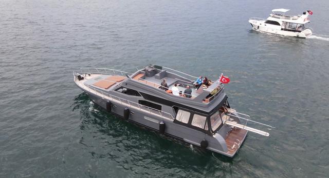 YACHT