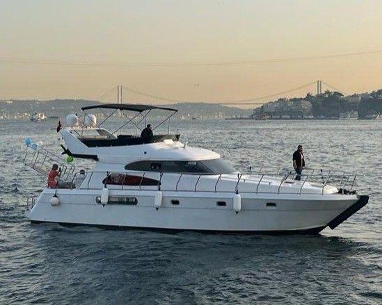 YACHT
