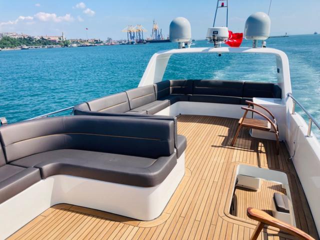 YACHT