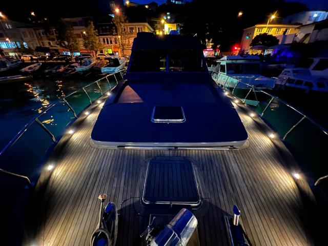 YACHT