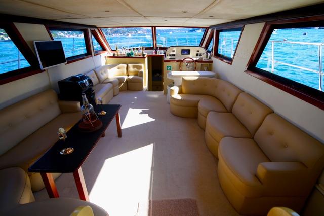 YACHT