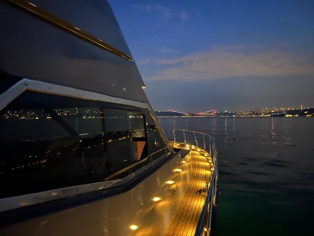 YACHT