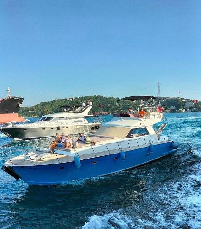 YACHT