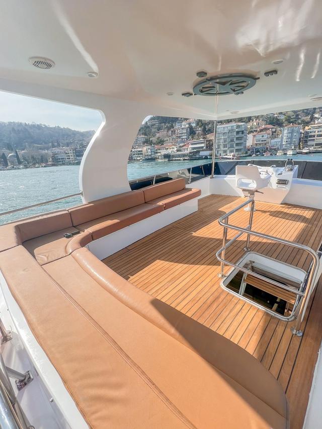 YACHT