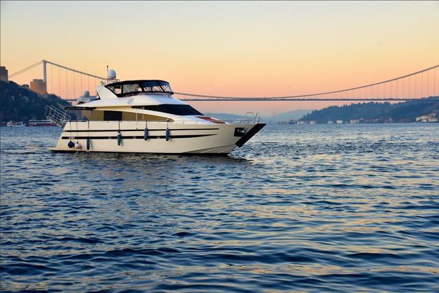 YACHT