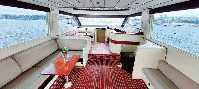 YACHT