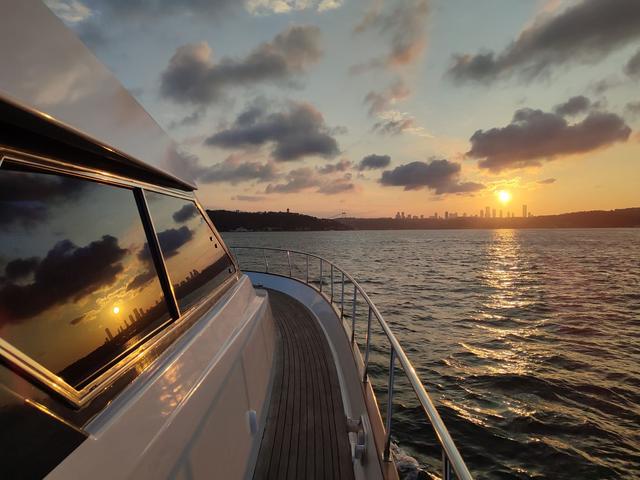 YACHT