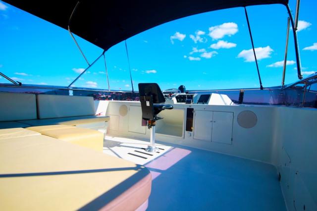 YACHT
