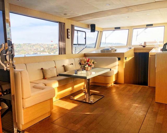 YACHT