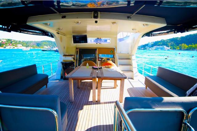 YACHT