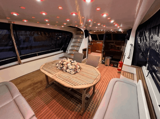 YACHT