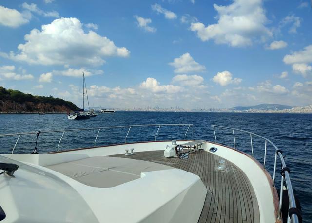 YACHT