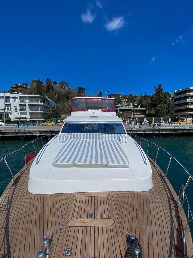 YACHT