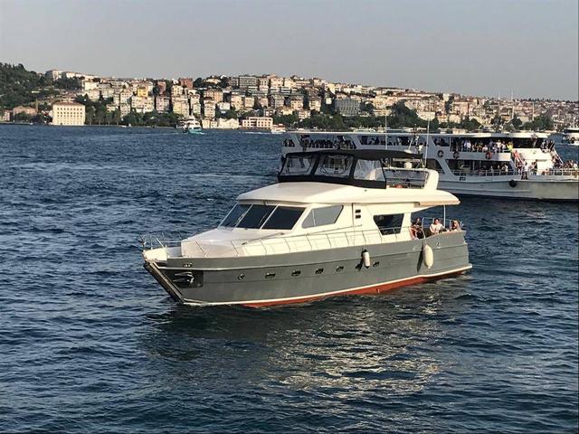 YACHT