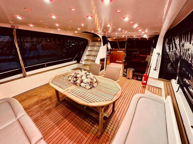 YACHT