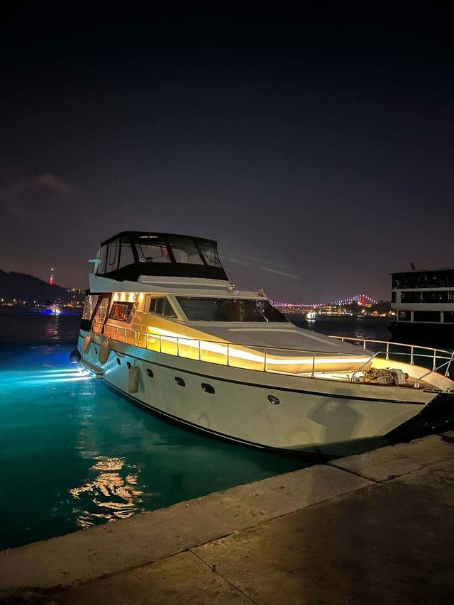 YACHT