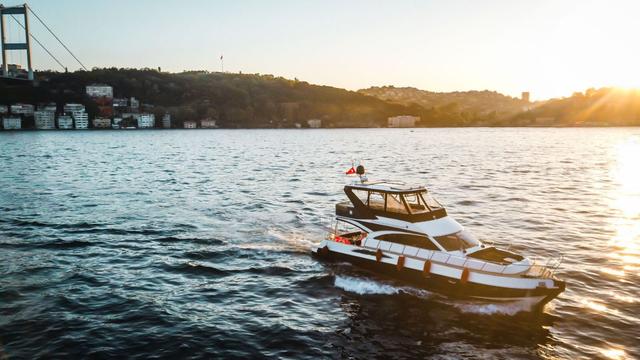 YACHT