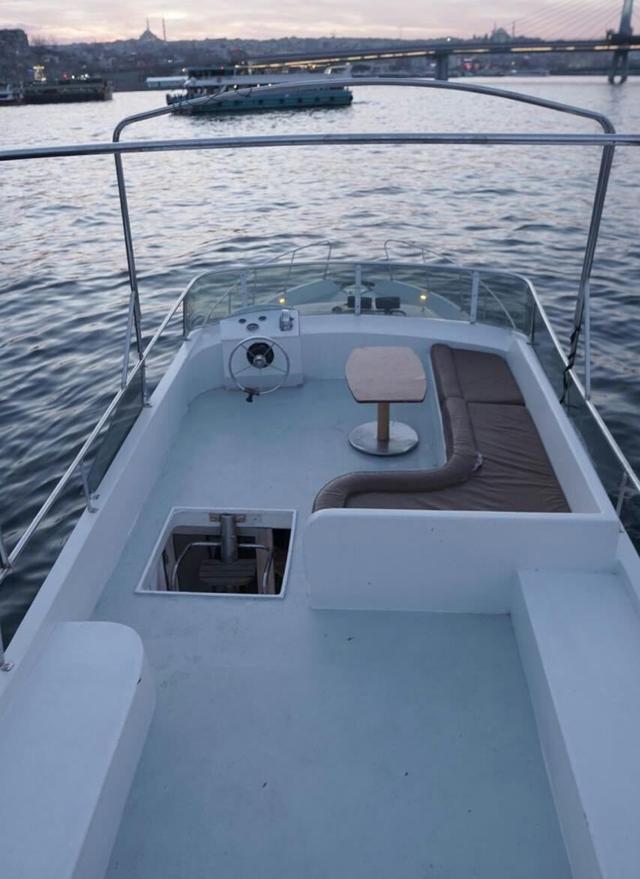 YACHT
