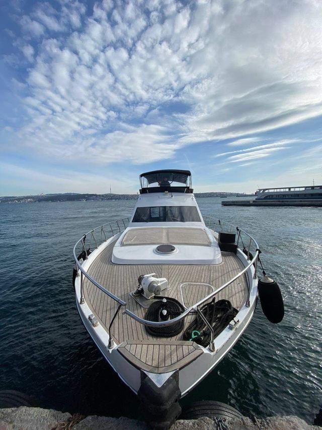 YACHT