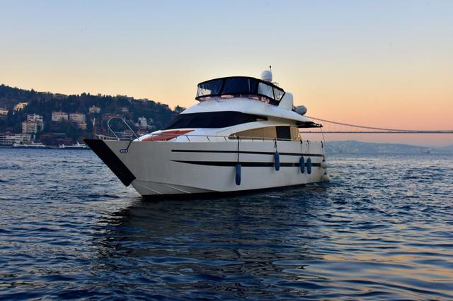 YACHT
