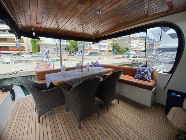 YACHT