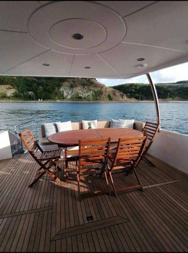 YACHT