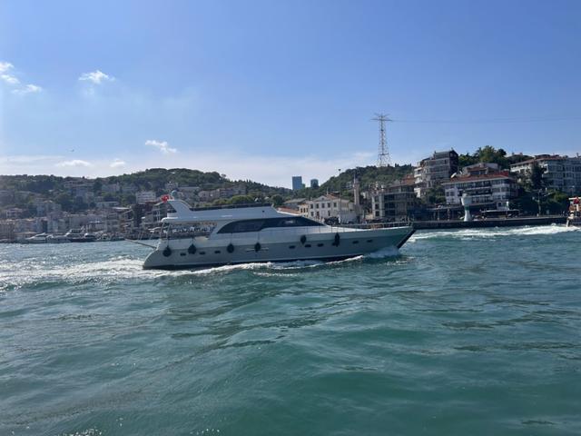YACHT
