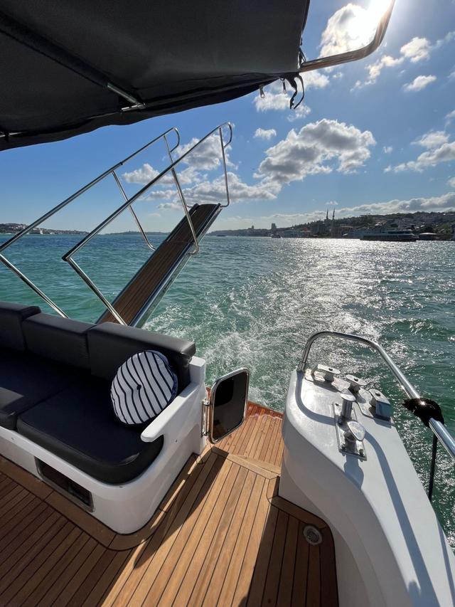 YACHT
