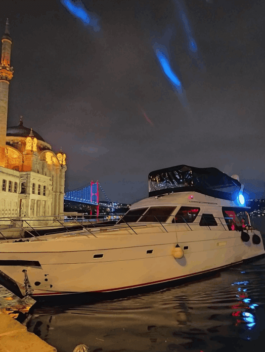 YACHT