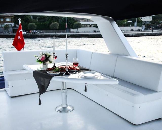 YACHT