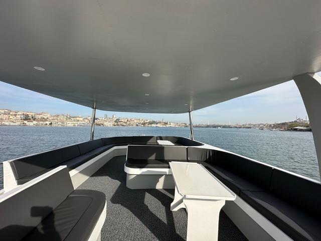 YACHT