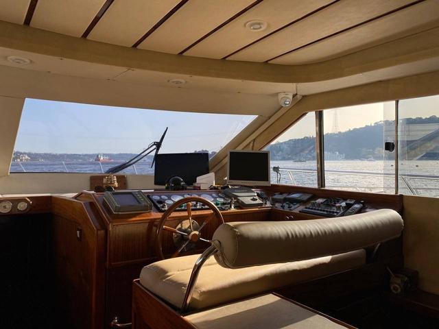 YACHT