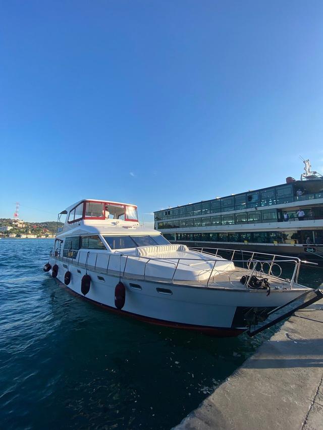 YACHT