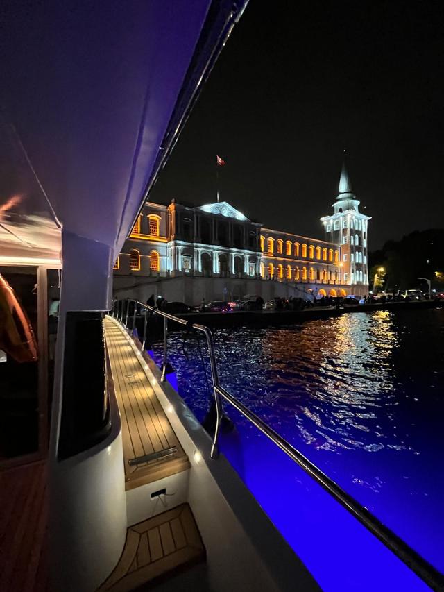 YACHT