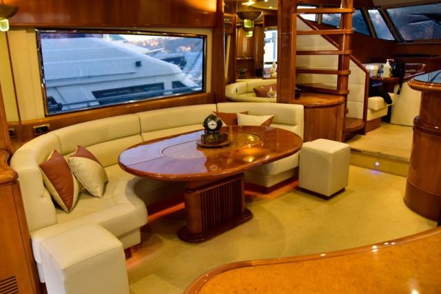 YACHT