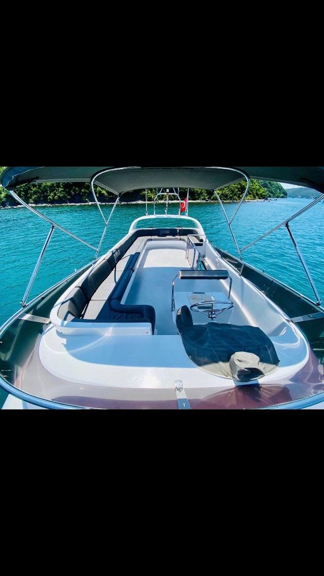 YACHT