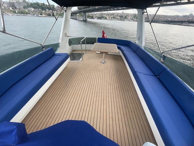 YACHT