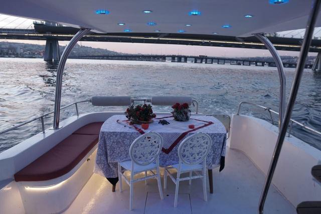YACHT