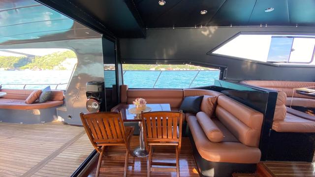 YACHT