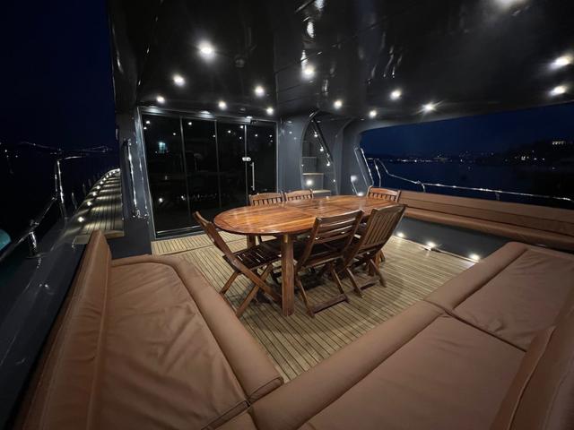 YACHT