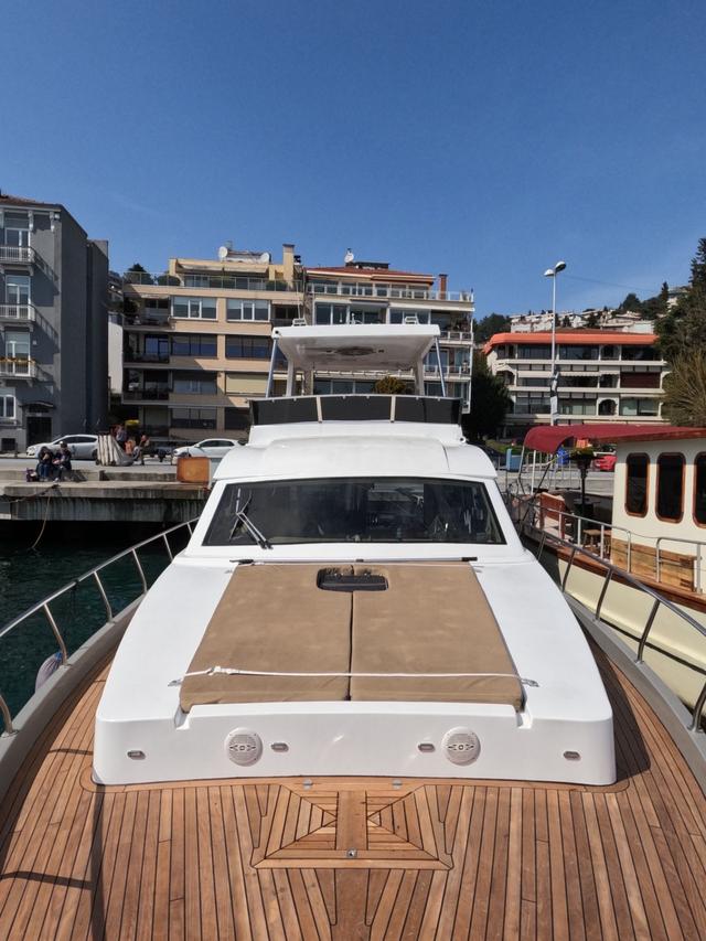 YACHT